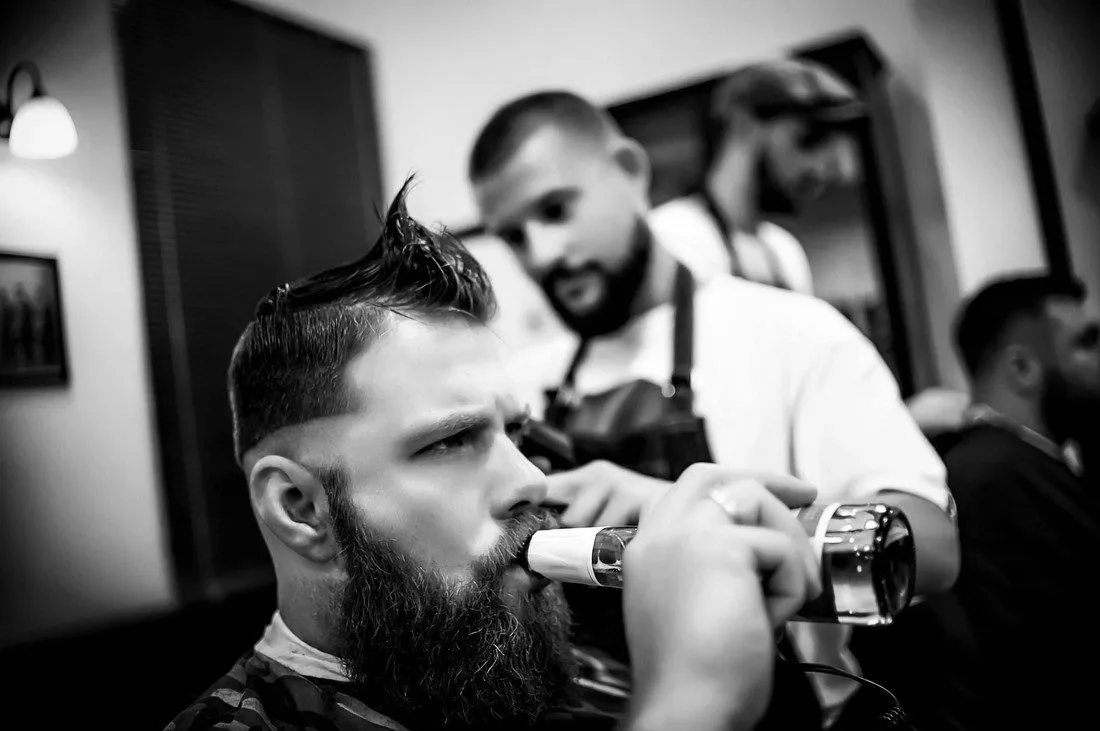 Un barbier dans son barbershop