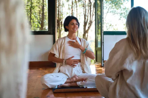 Une femme réalisant une séance de yoga